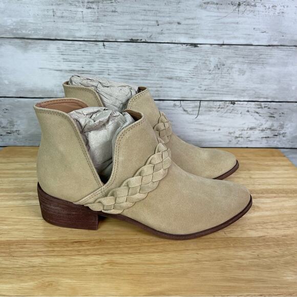 Kaanas Ra Almond Bootie Size 8 - Picture 1 of 5